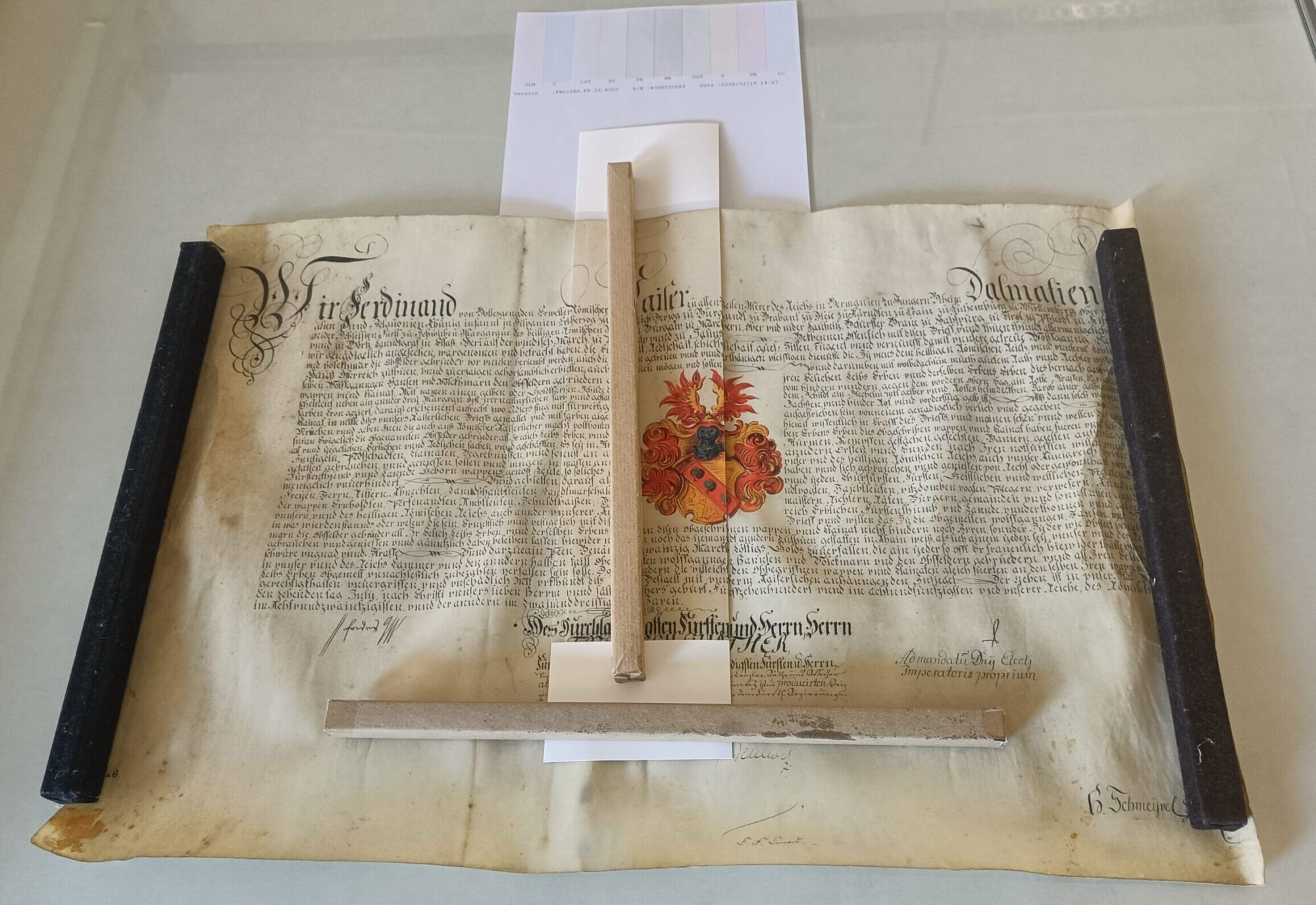 Adelsurkunde aus dem 16. Jahrhundert auf dem Scantisch – Digitalisierung bei recom art care Berlin