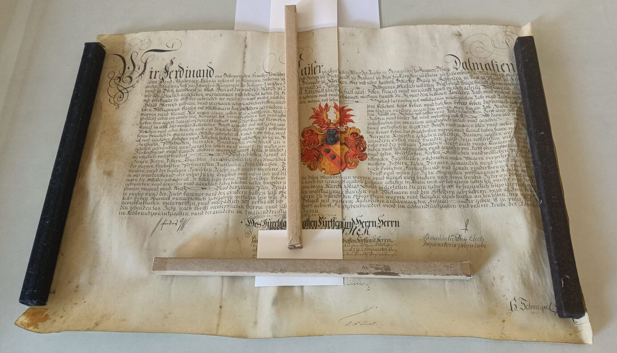 Adelsurkunde aus dem 16. Jahrhundert auf dem Scantisch – Digitalisierung bei recom art care Berlin