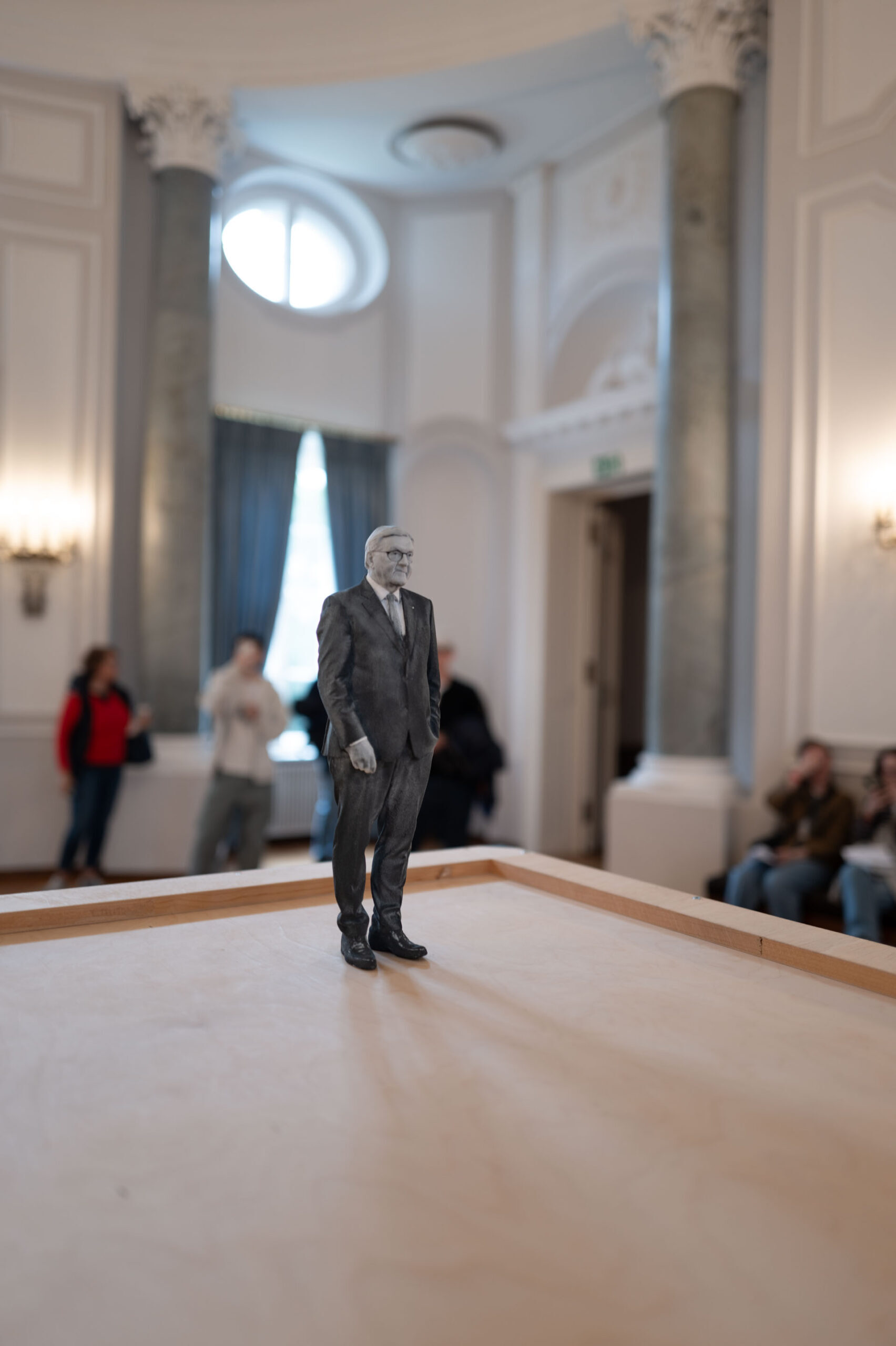 FREIRAUM KUNST - Schloss Bellevue Berlin - Frank Walter Steinmeyer als Miniatur Bundespräsident