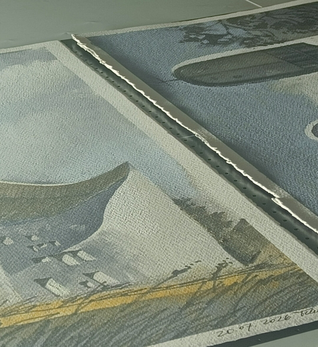 Zwei Architekturzeichnungen auf dem perforierten Vakuumtisch des CRUSE-Scanners bei recom art care