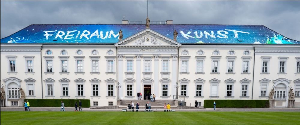 Schriftzug Freiraum Kunst auf dem Dach des Schloss Bellevue in Berlin